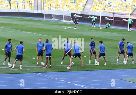 KIEW, UKRAINE - 10. AUGUST 2021: Genk-Spieler laufen während eines offenen Trainings vor dem dritten Qualifikationsspiel der UEFA Champions League gegen Shakhtar Donetsk in Kiew Stockfoto