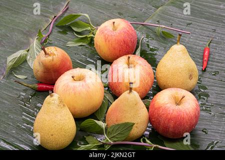 Eine Nahaufnahme der frischen Äpfel und Birnen auf der Holzoberfläche Stockfoto