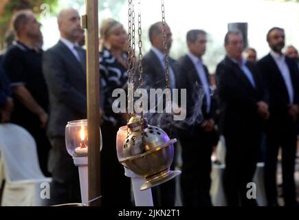 Beirut, Libanon. 2. August 2022. Menschen nehmen an einem Gedenkgottesdienst anlässlich des 2.. Jahrestages der Hafenexplosion in Beirut, Libanon, am 2. August 2022 Teil. Quelle: Bilal Jawich/Xinhua/Alamy Live News Stockfoto