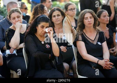 Beirut, Libanon. 2. August 2022. Menschen nehmen an einem Gedenkgottesdienst anlässlich des 2.. Jahrestages der Hafenexplosion in Beirut, Libanon, am 2. August 2022 Teil. Quelle: Bilal Jawich/Xinhua/Alamy Live News Stockfoto