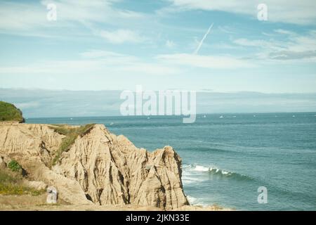 Eine Luftaufnahme eines Ozeans in der Nähe einer Klippe in Montauk Point, Long Island, New York Stockfoto