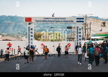 Ein von China unterstütztes Bauprojekt zum Bau einer neuen öffentlichen Nationalbibliothek in San Salvador, El Salvador, unter der Aufsicht der Polizei Stockfoto