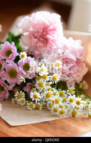 Eine Nahaufnahme eines schönen Bouquets von bunten Blumen Stockfoto