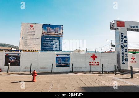 Eine Plakatwand, auf der das Endergebnis eines von China unterstützten Bauprojekts zum Bau einer neuen öffentlichen Nationalbibliothek in San Salvador, El Salvador, dargestellt ist Stockfoto