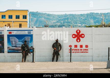 Ein von China unterstütztes Bauprojekt zum Bau einer neuen öffentlichen Nationalbibliothek in San Salvador, El Salvador, unter der Aufsicht bewaffneter Soldaten Stockfoto