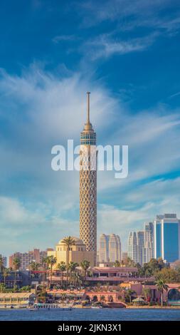 Eine vertikale Aufnahme des berühmten Kairo-Turms in Ägypten über dem Nil an einem sonnigen Tag Stockfoto