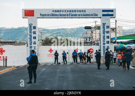 Cuerpos de Agentes Metropolitanos bewachen ein von China unterstütztes Bauprojekt zum Bau einer neuen öffentlichen Nationalbibliothek in San Salvador, El Salvador Stockfoto