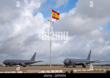 Zwei Pegasus-Tanker, die den 22. und 157. Air Betanking Wings zugewiesen wurden, sitzen während der KC-46A Employment Concept Exercise (ECE) am 12. April 2022 auf der Fluglinie des Luftwaffenstützpunktes Morón, Spanien. Die ECE entsandte vier der Luftfrachten und etwa 220 Aktive, Wache- und Reserve-Luftwaffe nach Europa, um ihre Nachhaltigkeit und Wirksamkeit anhand von Notfallumgebungen zu bewerten. (USA Foto der Luftwaffe von Staff Sgt. Nathan Eckert) Stockfoto