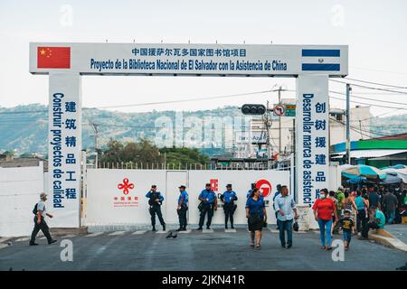 Cuerpos de Agentes Metropolitanos bewachen ein von China unterstütztes Bauprojekt zum Bau einer neuen öffentlichen Nationalbibliothek in San Salvador, El Salvador Stockfoto