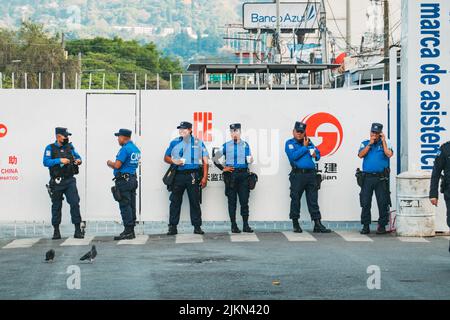 Cuerpos de Agentes Metropolitanos bewachen ein von China unterstütztes Bauprojekt zum Bau einer neuen öffentlichen Nationalbibliothek in San Salvador, El Salvador Stockfoto