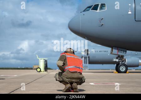 Senior Airman Ike Mendonez, 22. Maintenance Squadron Aerospace Propulsion Journeyman, sammelt seine Sicherheitsausrüstung zur Vorbereitung des Rangierens eines KC-46A Pegasus am 12. April 2022 auf dem Luftwaffenstützpunkt Morón, Spanien. Die Luftwaffe führt Flugzeuge auf und außerhalb von Parkplätzen durch, damit sie ihre Missionen sicher starten und beenden können. (USA Foto der Luftwaffe von Staff Sgt. Nathan Eckert) Stockfoto