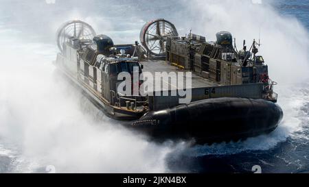 PAZIFISCHER OZEAN (30. Juli 2022) das Landing Craft Air Cushion (LCAC), das der Assault Craft Unit (ACU) 5 zugewiesen wurde, führt amphibische Operationen mit dem amphibischen Sturmschiff USS Essex (LHD 2) der US Navy Wasp-Klasse am 30. Juli durch. 26 Nationen, 38 Schiffe, drei U-Boote, mehr als 170 Flugzeuge und 25.000 Mitarbeiter nehmen vom 29. Juni bis zum 4. August an RIMPAC in und um die Hawaii-Inseln und Südkalifornien Teil. RIMPAC, die weltweit größte internationale maritime Übung, bietet eine einzigartige Ausbildungsmöglichkeit und fördert und pflegt kooperative Beziehungen zwischen den Teilnehmern, die kritisch sind Stockfoto