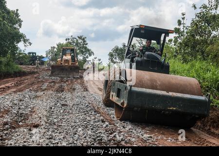 Soldaten der 130. Engineer Brigade, des 84. Engineer Bataillon und des indonesischen National Military operieren CS-536 D Roller und D6 Dozer während gemeinsamer Straßenreparaturarbeiten einer Duild-Trainingsstraße auf der Python 1 Range, Baturaja, Indonesien, 27. Juli 2022, Als Teil von Garuda Shield 2022. Operation Pathways und eine langjährige jährliche, bilaterale Militärübung, die zwischen dem US-Militär und den indonesischen nationalen Streitkräften durchgeführt wird, verstärken die Verpflichtungen der USA gegenüber unseren Verbündeten und anderen regionalen Partnern, um die gemeinsame Bereitschaft und die Interoperabilität zu stärken, um gemeinsam zu kämpfen und zu gewinnen. (USA Armee Stockfoto