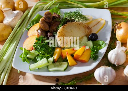 Salat mit Hühnerherzen, Pfirsichen, Birnen Stockfoto