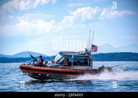 Ein 29-Fuß-Sicherheitsboot – eine kleine Besatzung der Küstenwache von Seattle setzt während der jährlichen Flottenwoche und des Seafair Festivals in Seattle am 1. August 2022 eine Sicherheitszone bei einer Parade von Schiffen durch. Mehrere Küstenwache-Cutter-Crews aus der Region Puget Sound schlossen sich während der Parade entlang der Küste von Seattle zwei Marineschiffen und zwei Schiffen der Royal Canadian Navy an. (USA Foto der Küstenwache von Petty Officer, Klasse 1., Travis Magee) Stockfoto