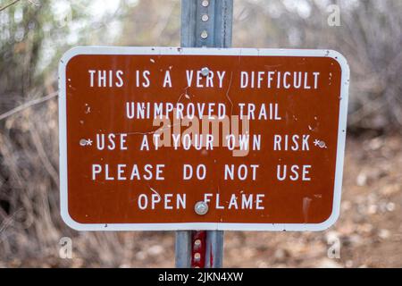 Ein Schild Warnung vor einem nicht verbesserten Pfad, Wild Life Area Vorsicht, Rattle Snakes im Fain Park in Prescott Valley, Arizona, USA Stockfoto