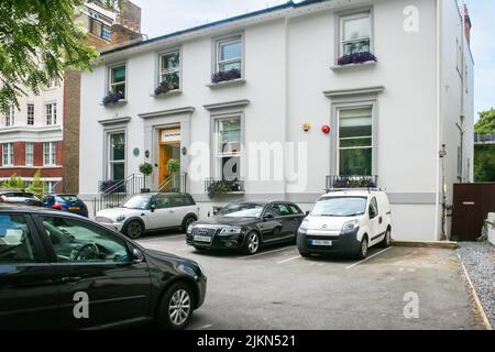 Die berühmten Abbey Road Studios in London, in denen die Beatles die meisten ihrer Hit-Musik aufgenommen haben, und der Parkplatz Stockfoto