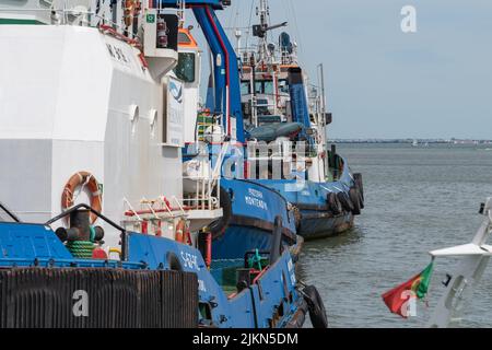 Die riesigen Schlepper im Dock, Boote entworfen, um zu schieben, ziehen und schleppen Lastkähne oder Schiffe Stockfoto