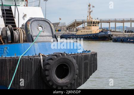 Die riesigen Schlepper im Dock, Boote entworfen, um Zug schieben und schleppen Lastkähne oder Schiffe Stockfoto