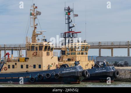 Die riesigen Schlepper im Dock, Boote entworfen, um Zug schieben und schleppen Lastkähne oder Schiffe Stockfoto