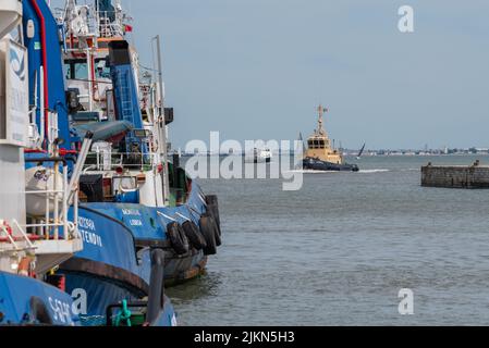 Die riesigen Schlepper im Dock, Boote entworfen, um Zug schieben und schleppen Lastkähne oder Schiffe Stockfoto