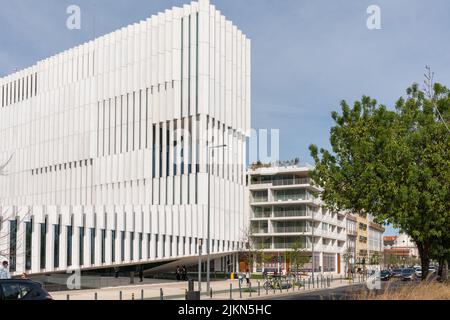 Das Gebäude des EDV-Hauptgebäudes in Lissabon mit Blick auf die Straße und einem grünen Baum von rechts Stockfoto