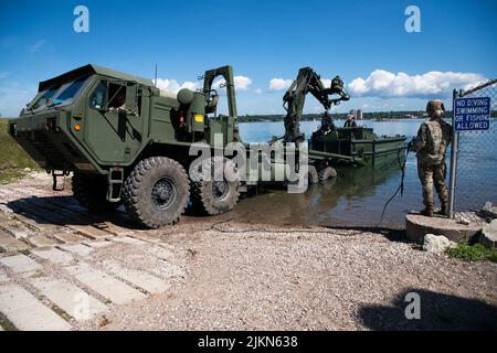 Soldaten der Michigan National Guard von 1437. Engineer Multi-Role Bridge Company, 107. Engineer Bataillon, nehmen am 27. Juli 2022 an einer Bedienerschulung auf einem neuen Bridge Erections Boat (BEB) in Sault Ste Teil. Marie, mich. The 1437. Engineer Company hat vor kurzem 14 neue BEBs erworben und wird ab Juli 25 zwei Wochen lang für Betrieb und Wartung geschult. - Aug. 5. (USA Foto der Air National Guard von Staff Sgt. Jacob Cessna) Stockfoto