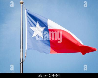 Nahaufnahme der texanischen Staatsflagge auf einem Fahnenmast Stockfoto