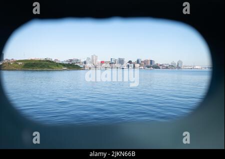 Die Stadt Halifax, Nova Scotia, ist durch einen Keil auf dem Brennfleck des USCGC Bear (WMEC 901), 28. Juli 2022, abgebildet. Der Bear und seine Crew arbeiten zusammen, um die Organisation für die Fischerei im Nordatlantik zu unterstützen, illegale Fischerei abzuschrecken und gemeinsam mit seinen Partnerländern das Bewusstsein für den maritimen Bereich zu schärfen. (USA Foto der Küstenwache von Petty Officer, Klasse 3., Matthew Abban) Stockfoto