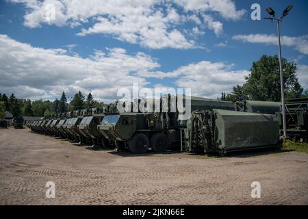 Soldaten der Michigan National Guard von 1437. Engineer Multi-Role Bridge Company, 107. Engineer Bataillon, nehmen am 27. Juli 2022 an einer Bedienerschulung auf einem neuen Bridge Erections Boat (BEB) in Sault Ste Teil. Marie, mich. The 1437. Engineer Company hat vor kurzem 14 neue BEBs erworben und wird ab Juli 25 zwei Wochen lang für Betrieb und Wartung geschult. - Aug. 5. (USA Foto der Air National Guard von Staff Sgt. Jacob Cessna) Stockfoto