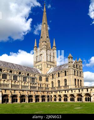 Kathedrale von Norwich, Spire, Kirchenschiff, Querschiff und Kreuzgänge, mittelalterliche Architektur, Kathedralen, Norfolk, England, Großbritannien Stockfoto