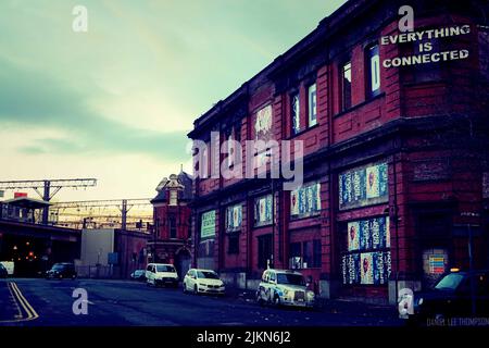 Eine Seitenansicht eines Gebäudes mit Schildern, alles ist verbunden, Manchester Mayfield Bahnhof Stockfoto