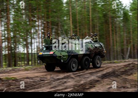 Finnische Soldaten mit dem Manöver der Bereitschaftseinheit der Pori-Brigade in einem gepanzerten Sisu XA-180-Personenträger während der gemeinsamen Übung „Vigilant Fox“, zu der auch US-Soldaten mit der 4.-Schwadron, dem 10.-Kavallerieregiment, dem 3.-Kampfteam der Panzerbrigade, der 4.-Infanteriedivision gehörten, Und britische Soldaten des Bataillons 2., Gewehre Regiment, in Niinisalo, Finnland, Juli 27, 2022. Der 3/4. ABCT ist unter anderem der 1. Infanterie-Division zugeordnet und arbeitet stolz mit NATO-Verbündeten und regionalen Sicherheitspartnern zusammen, um dem V Corps, Amerikas vorwärts entsandt corp., kampfglaubwürdige Streitkräfte zur Verfügung zu stellen Stockfoto