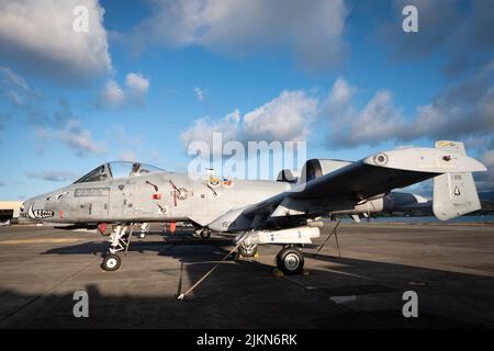 Mehr als 200 Luftwaffe und 10 A-10 Thunderbolt II Wardogs der 924. Fighter Group des 944. Fighter Wings arbeiten während der Teilnahme der Einheit an Rim of the Pacific (RIMPAC) 2022 von der Marine Corps Base Hawaii aus, 27. Juli 2022. 26 Nationen, 38 Schiffe, drei U-Boote, mehr als 170 Flugzeuge und 25.000 Mitarbeiter nehmen vom 29. Juni bis zum 4. August an RIMPAC in und um die Hawaii-Inseln und Südkalifornien Teil. RIMPAC, die weltweit größte internationale maritime Übung, bietet eine einzigartige Ausbildungsmöglichkeit und fördert und pflegt kooperative Beziehungen Stockfoto