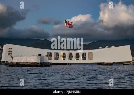 Die Sonne geht auf dem USS Arizona Memorial in Pearl Harbor, Hawaii, am 27. Juli 2022, während des Rim of the Pacific (RIMPAC) 2022 unter. Mehr als 200 Luftwaffe und 10 A-10 Thunderbolt II Wardogs der 924. Fighter Group des 944. Fighter Wings arbeiten während der Teilnahme der Einheit an der RIMPAC 2022 von der Marine Corps Base Hawaii aus. 26 Nationen, 38 Schiffe, drei U-Boote, mehr als 170 Flugzeuge und 25.000 Mitarbeiter nehmen vom 29. Juni bis zum 4. August an RIMPAC in und um die Hawaii-Inseln und Südkalifornien Teil. Die weltweit größte internationale maritime Übung, RIMPAC bietet eine Stockfoto