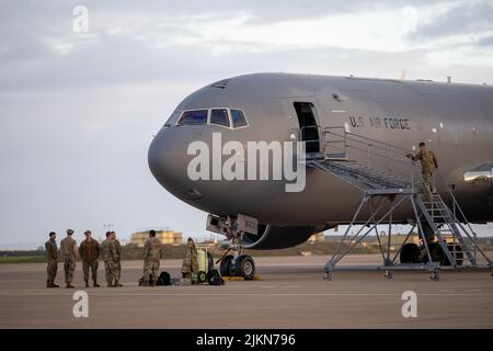 Die Flieger des 22. Aircraft Maintenance Squadron diskutieren am Montag, den 21. März, auf der Morón Air Base, Spanien, die Verfahren vor dem Erstflug der KC-46A Employment Concept Exercise (ECE). Das ECE arbeitet mit vier KC-46A und etwa 220 Active, Guard und Reserve Airmen und wurde entwickelt, um die Einsatzbereitschaft und den Erhalt des Flugzeugrahmens zu verbessern. (USA Foto der Luftwaffe von Staff Sgt. Nathan Eckert) Stockfoto