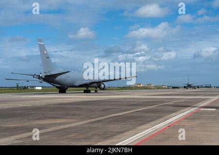 Zwei KC-46A Pegasus' wurden dem Luftwaffenstützpunkt McConnell und dem Taxi der Pease Air National Guard Base für den ersten Flug der KC-46A Employment Concept Exercise (ECE) am Montag, den 21. März, auf dem Luftwaffenstützpunkt Morón, Spanien, zugewiesen. ECES ermöglichen den Einsatz in verschiedenen Szenarien, um die Kompetenz der Besatzungen und des Supportpersonals zu erhöhen und die Interoperabilität zwischen verschiedenen Komponenten der Luftwaffe zu erhöhen. (USA Foto der Luftwaffe von Staff Sgt. Nathan Eckert) Stockfoto