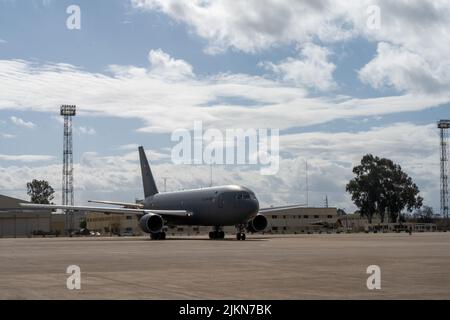 Ein KC-46A Pegasus, der den Taxis der McConnell Air Force Base zugewiesen wurde, um am Montag, dem 21. März, den ersten Flug der KC-46A Employment Concept Exercise (ECE) auf dem Luftwaffenstützpunkt Morón, Spanien, zu beginnen. Das ECE ist eine Teilmenge der vorläufigen Kapazitätsfreigabe KC-46A, einem zuständen basierten Ansatz zur Erhöhung der Tankkapazität in einem großen Maßstab mit vorhergesagter Zuverlässigkeit, um den Anforderungen der Gemeinsamen Streitkräfte gerecht zu werden. (USA Foto der Luftwaffe von Staff Sgt. Nathan Eckert) Stockfoto