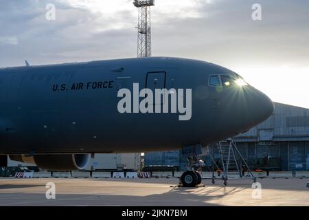 Eine KC-46A Pegasus, die der Luftwaffenbasis McConnell zugewiesen wurde, erwartet ihre Crew, um am Montag, dem 21. März, den ersten Flug der KC-46A Employment Concept Exercise (ECE) auf dem Luftwaffenstützpunkt Morón, Spanien, zu beginnen. Der Pegasus kann derzeit 85 Prozent aller Flugzeuge der Joint Force betanken; dieser jüngste Einsatz stellt einen weiteren Schritt hin zu einer vollen Einsatzfähigkeit dar. (USA Foto der Luftwaffe von Staff Sgt. Nathan Eckert) Stockfoto