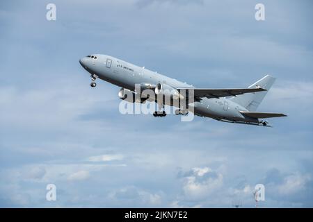 Ein KC-46A Pegasus, der dem Luftwaffenstützpunkt McConnell zugewiesen wurde, hebt am Montag, den 21. März, auf dem Luftwaffenstützpunkt Morón, Spanien, zum ersten Flug der Übung KC-46A Employment Concept (ECE) ab. Die ECE wird eine weitere Verfeinerung der Taktik, Techniken und Verfahren ermöglichen, die die KC-46A einsetzen wird, wenn das Flugzeug voll einsatzfähig ist. (USA Foto der Luftwaffe von Staff Sgt. Nathan Eckert) Stockfoto