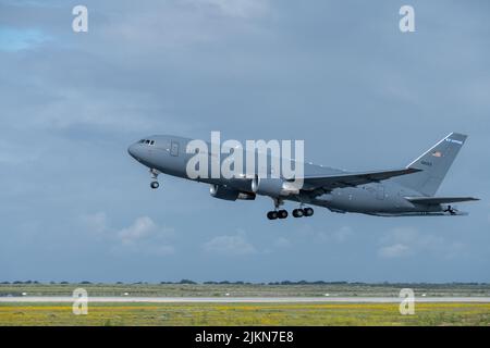 Ein KC-46A Pegasus, der der Pease Air National Guard Base zugewiesen wurde, hebt am Montag, den 21. März, im Rahmen der Übung zum Beschäftigungskonzept der KC-46A (ECE) auf dem Luftwaffenstützpunkt Morón, Spanien, ab. Seit Januar 2019 hat der Tanker routinemäßig Missionen in den Vereinigten Staaten und dem Pazifik, dem Nahen Osten und Europa durchgeführt, einschließlich der Unterstützung bei der Betankung von Kampfflugzeugen in den und aus dem Nahen Osten durch Morón. (USA Foto der Luftwaffe von Staff Sgt. Nathan Eckert) Stockfoto