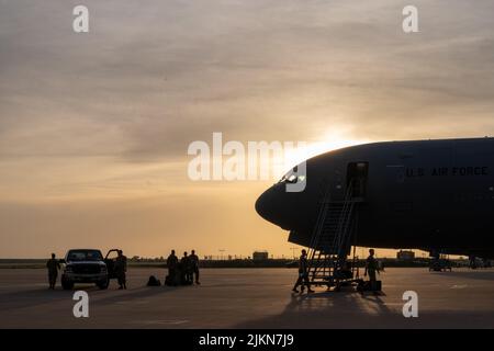 Maintenance Airmen der 22. und 931. Air Betanking Wings beginnen am Sonntag, 17. April 2022, auf dem Luftwaffenstützpunkt Morón, Spanien, mit der Beurteilung eines KC-46A Pegasus nach dem Flug. Diese beiden aktiven Dienst- und Reserveflügel, kombiniert mit der Air National Guard, stellen die gesamte Kraftanstrengung dar, die dem Erfolg der KC-46-Übung zum Beschäftigungskonzept gewidmet ist. (USA Foto der Luftwaffe von Staff Sgt. Nathan Eckert) Stockfoto