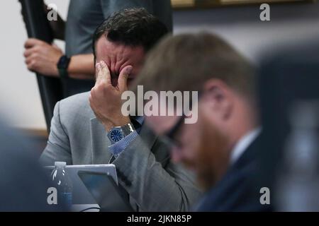 Austin, Texas, USA. 2. August 2022. BILL OGDEN, für Neil Heslin und Scarlett Lewis (nicht gezeigt) Eltern von Sandy Hook, die das Opfer Jesse Lewis erschießen, reagiert während Alex Jones' Aussage am Dienstag, den 2. August 2022, im Bezirksgericht von Travis. Alex JONES hat die Eltern eines Sandy Hook Studenten diffamiert, weil er den Angriff als Schwindel bezeichnete. (Bild: © Briana Sanchez via ZUMA Press Wire) Stockfoto