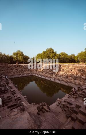 Eine vertikale Aufnahme des Stausees des Sonnentempels im Dorf Modhera, Gujarat, Indien. Stockfoto