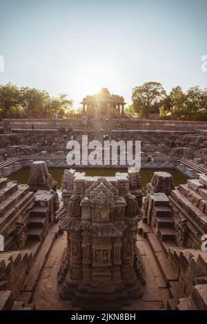 Eine vertikale Aufnahme des Sonnentempels im Dorf Modhera bei Sonnenuntergang, Gujarat, Indien Stockfoto