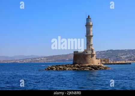 Eine malerische Aussicht auf den Leuchtturm von Chania auf Kreta an einem sonnigen Tag, Griechenland Stockfoto