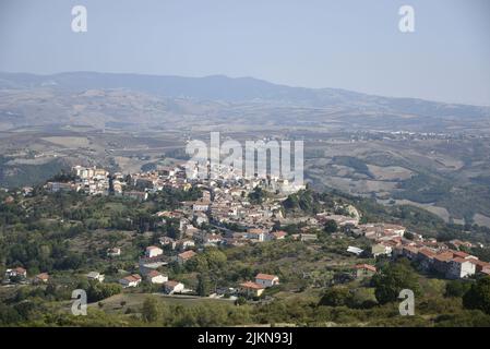 Panoramablick auf das Dorf Baselice in Benevento, Italien Stockfoto