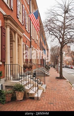 Gepflegte und ordentliche Backsteinhäuser in der Spruce Street in Philadelphia, USA Stockfoto