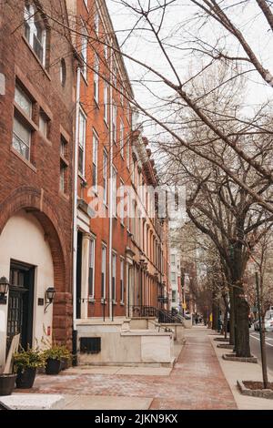 Gepflegte und ordentliche Backsteinhäuser in der Spruce Street in Philadelphia, USA Stockfoto