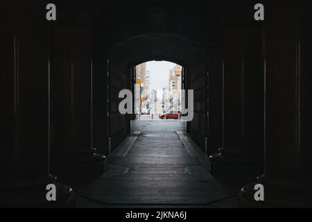 Blick durch einen der Fußgängertunnel auf dem Gelände des Philadelphia City Hall, PA Stockfoto